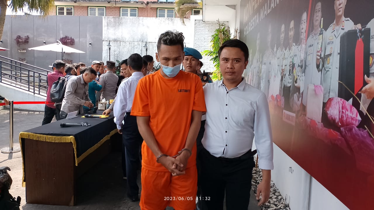 Tersangka RF (sebelah